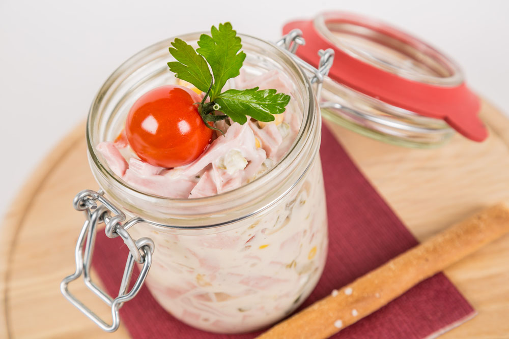 Köstlicher Salat im Glas